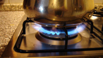 Gaszenie płonącego oleju