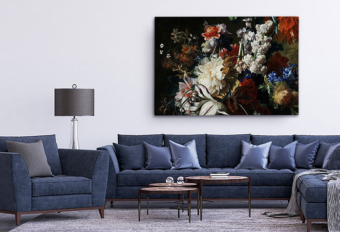 Obraz z kwiatami w klasycznym wnętrzu