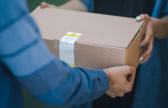 Pakowanie produktów do wysyłki – jak to robić?